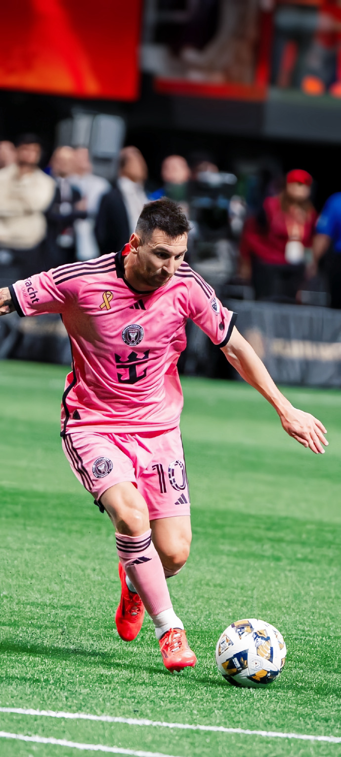 开云游戏平台 -梅西回归赛场，逆转首场状态亮眼，加拿大队观众沸腾！