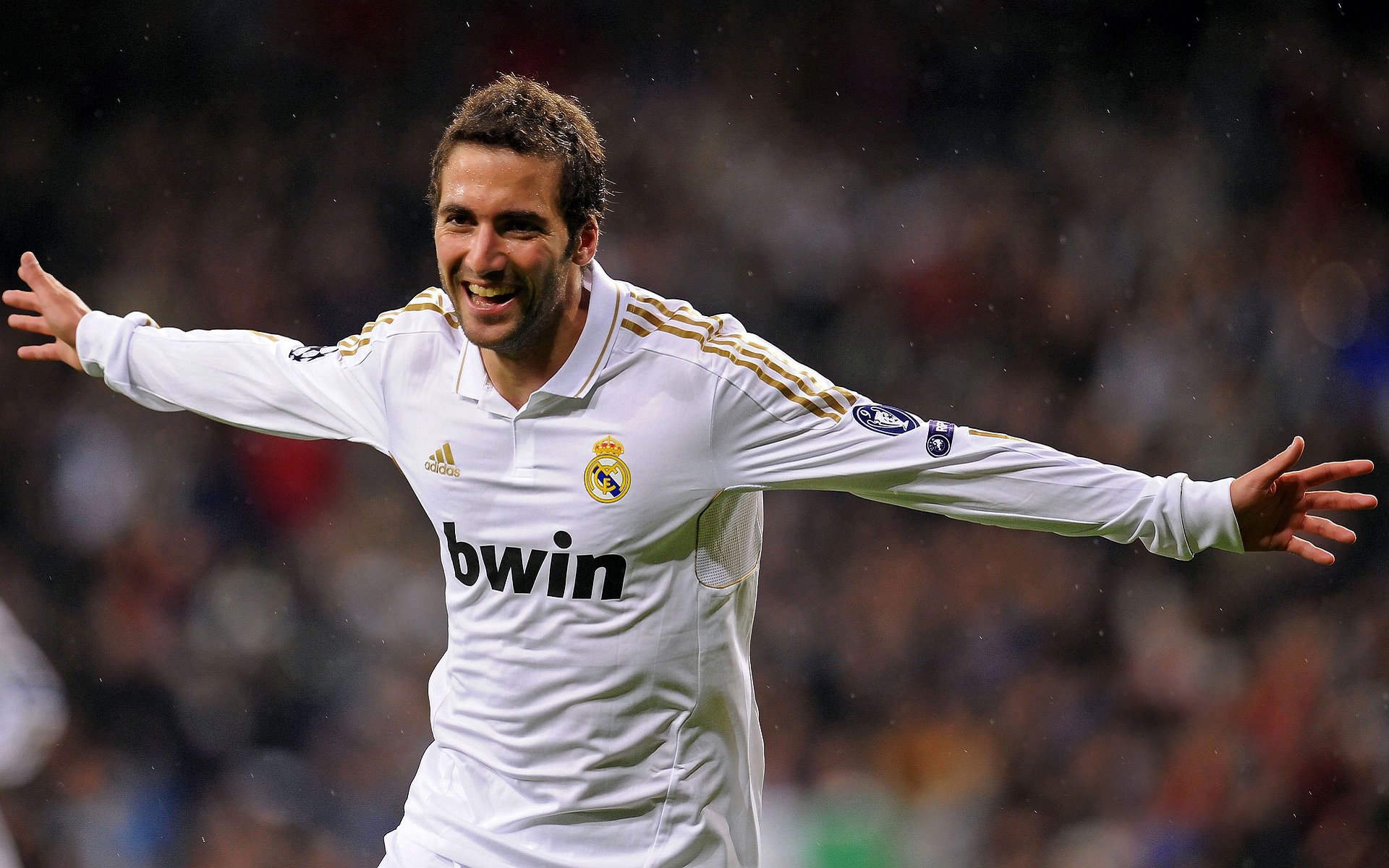 莱万多夫斯基迎来十五赛季高光表现，SKT球迷沸腾！